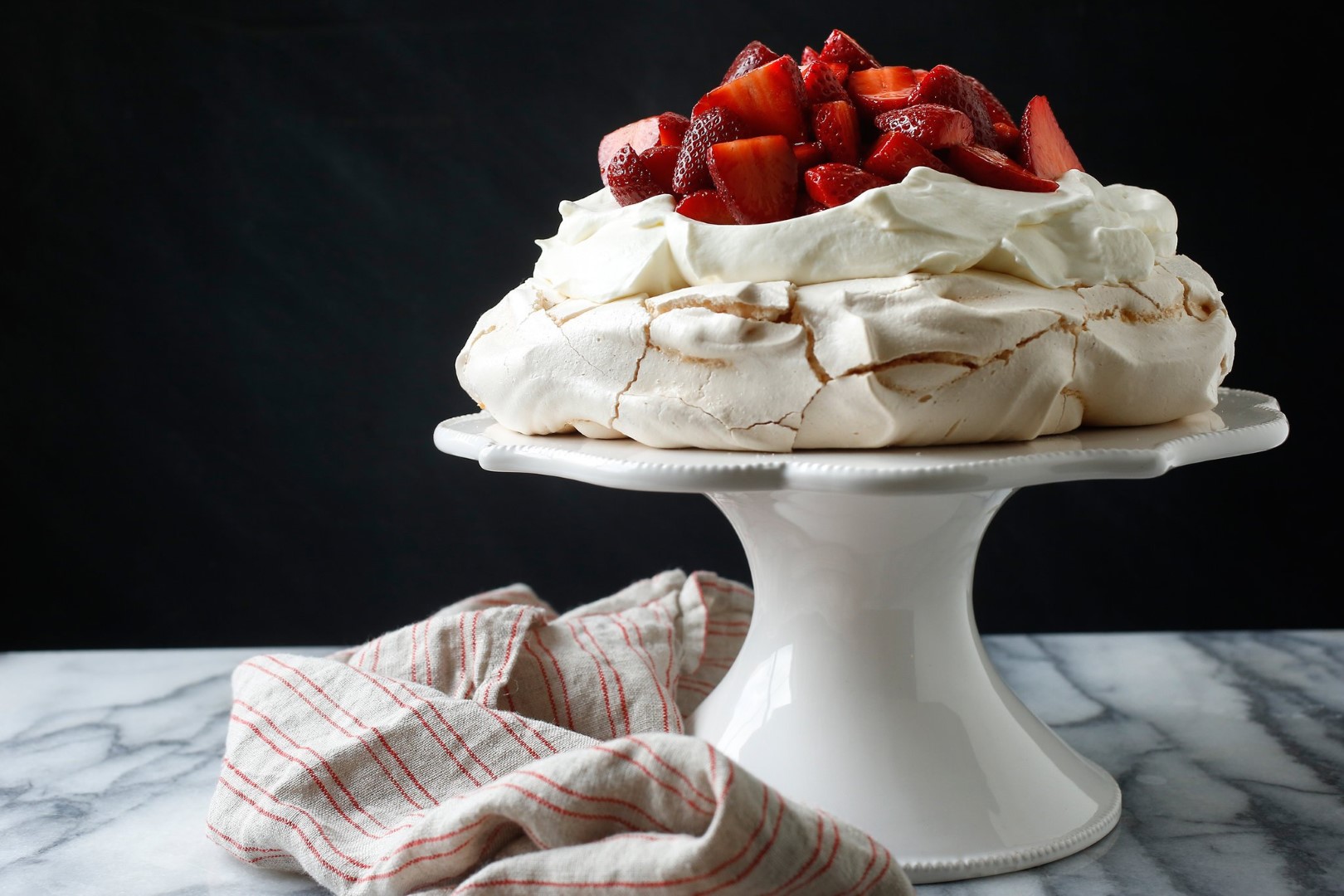 Pavlova Ai Frutti Di Bosco | Frigo2000 High Performance Kitchen